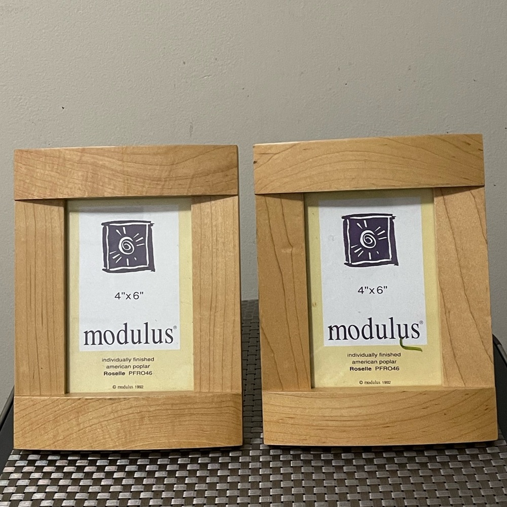 Vintage modulus Roselle Picture Frame 4" x 6".